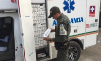 Las cajetillas de cigarrillo estaban ocultas en la supuesta ambulancia. 