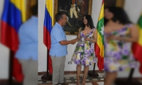 La artista Angélica lópez tras ser condecorada por el alcalde de Cartagena, Pedrito Pereira.