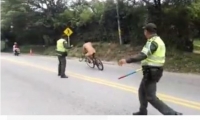 Hombre desnudo evade retén de la Policía 