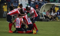 Junior celebra el gol de Roger Torres.