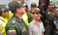 El comandante de la Policía Atlántico, Henry Jiménez, y Leonardo Antonio Sánchez Rivera, el ganadero liberado.