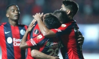 Nahuel Barrios celebra con sus compañeros tras anotar el segundo gol de San Lorenzo.