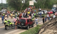 Bloque en Santa Rosa de Lima por falta de agua.