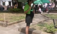 Mujer finge embarazo para pedir limosna