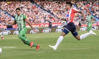 Luis Díaz en una jugada de ataque al inicio del partido.
