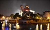 Bomberos sofocaron las llamas en la catedral Notre Dame.