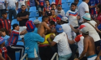 Disturbios en las tribunas, durante el partido.