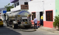 La Essmar está suministrando agua con carrotanques en los barrios más afectados. 