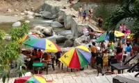 El balneario la Macarena sigue con sus talanqueras en el río Piedras.