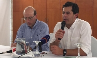 El viceministro de Agua, José Luis Acero; y el alcalde (e) de Santa Marta, Andrés Rugeles. 