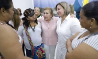 Hilda Caballero (rayas rosadas y blancas en el centro), reunida con un grupo de mujeres, ejerciendo funciones en la Alcaldía sin tener contrato.