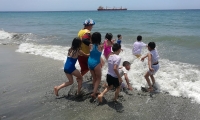 Los niños estaban felices en el mar de Santa Marta. 