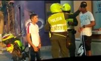 El momento en que el policía cachetea a un joven quedó grabado en video.