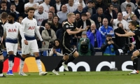 Donny Van Deek celebra su gol. 