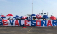 Hinchas en el aeropuerto