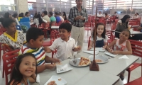 Los niños no solo fueron a jugar ajedrez al Ocean Mall, también fueron a comer pizza.