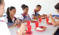 El suministro de alimento a la población estudiantil que hoy asciende a más de 130 mil niños en los 28 municipios del Departamento.