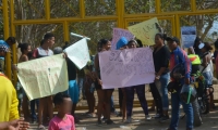 Protesta de padres de familia en el Megacolegio de La Paz.
