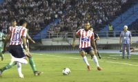 Freddy Hinestroza y Luis Díaz en jugada ofensiva al inicio del partido.