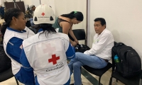 Este es el momento en que personal de la Cruz Roja atiende al director del Dadsa.