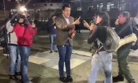 El periodista fue agredido por defensores de 'Santrich'.