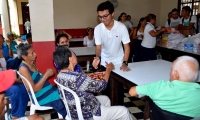 Los estudiantes compartieron con los adultos mayores