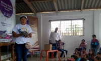 la bibliotecaria Cindy Paola Garzón Díaz, quien orientó un concurso de lectura y así premiar a los  niños y jóvenes que leyeran mejor.