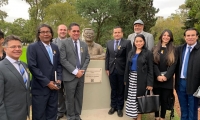 Momentos cuando era develado el busto del Nobel colombiano. 