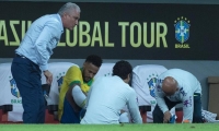 Neymar es atendido tras sufrir lesión ante Catar.