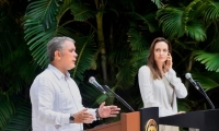 Presidente de Colombia Iván Duque junto a Angelina Jolie