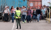 Miles de personas han cruzado la frontera este sábado tras su reapertura