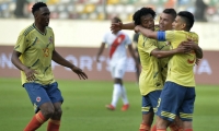 Mateus Uribe celebra el primer gol de Colombia a Perú.