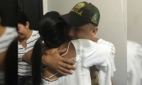 Momento en que el joven se reencontró con su familia.