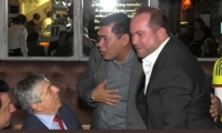 Después de hundido el proyecto, el expresidente César Gaviria en una celebración con el presidente de la Cámara, Alejandro Carlos Chacón.