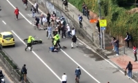 Un policía arrolló a un joven y esto desató la furia de los demás. 