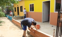 Moradores del barrio Chimila 1 pintando sus casas