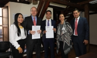 El alcalde encargado Andrés Rugeles, en compañía de sus dos secretarias y el viceministro de Vivienda.