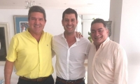 Eduardo Díaz Granados (izq), el Mello Luis Miguel Cotes (centro) y el congresista Hernando Guida (der), reunidos el pasado viernes.