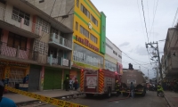 Cerca de las 4:00 p.m. se registró un voraz incendio en el local Súper Rey de los Remates.