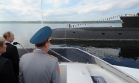 Fotografía de archivo que muestra al presidente ruso, Vladímir Putin (2i), durante una visita a un submarino durante el Día de la Marina en Severomorsk (Rusia).