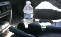 Botella de agua dentro de carro puede provocar un incendio