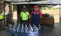 En el operativo lograron la incautación de cinco cajas que contenían 100 botellas de aguardiente Antioqueño de 750 ml.