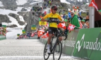 Primer colombiano en imponerse en el Tour de Francia. 