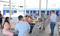 El alcalde Rafael Martínez visitó la plaza de pescados y mariscos con varios funcionarios.