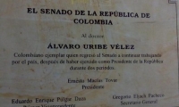 Placa en homenaje a Uribe puesta por Ernesto Macías en el Congreso