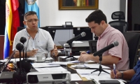 El alcalde de Santa Marta, Rafael Martínez, y el secretario de Desarrollo Económico, Camilo George, en un 'pase al tablero'. 