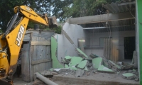 Demolición de vivienda en Las Malvinas.