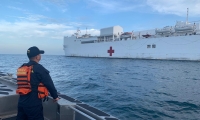 El buque hospital en aguas de Santa Marta.