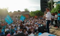 El candidato a la gobernación en la plaza central de Río Frío