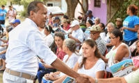 Jaime Cardenas, visitando el barrio 20 de Octubre